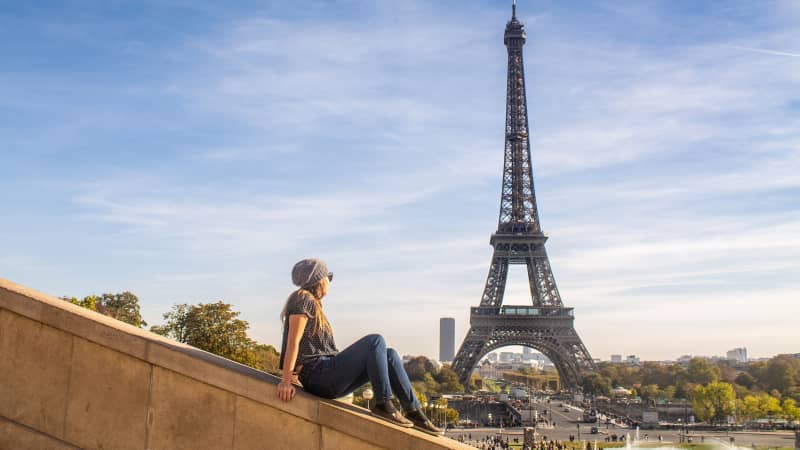 Frau blickt auf den Eiffelturm