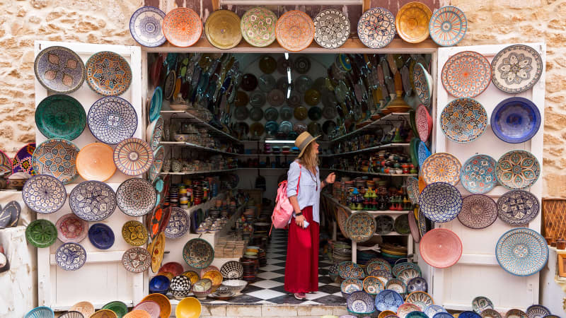 Urlauberin in Marokko auf dem Markt