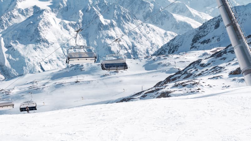 Ein leerer Sessellift in einem Skigebiet in Österreich