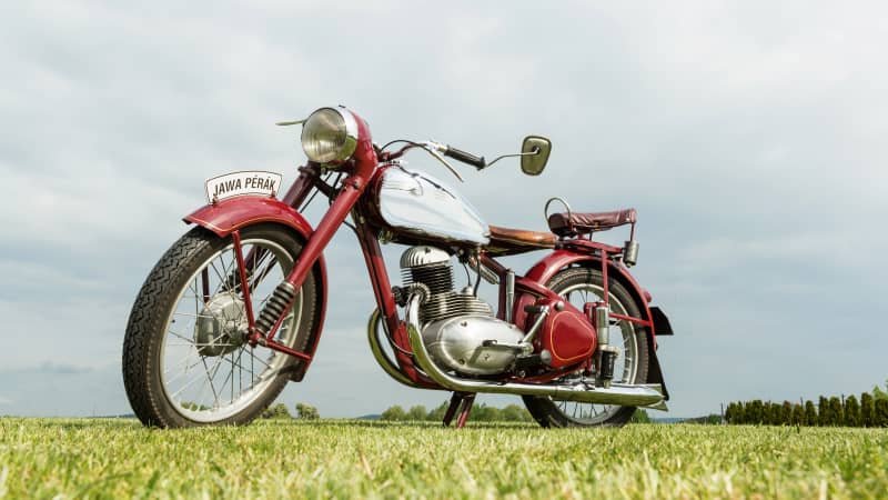 Oldtimer Motorrad Jawa Perak aus der ehemaligen Tschechoslowakei auf einer grünen Wiese