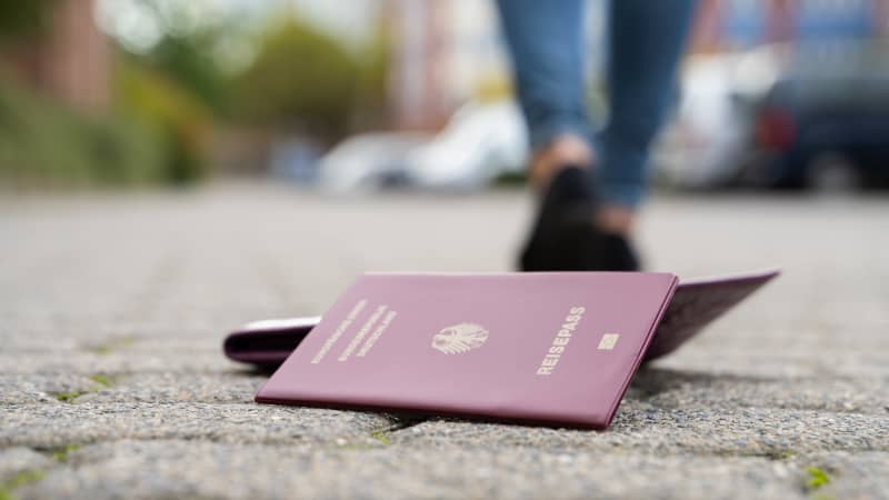 Verlorener Reisepass liegt auf der Strasse