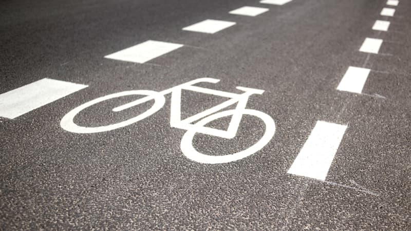 Ein Fahrradwegmit Fahrradsybolen auf die Strasse gemalt