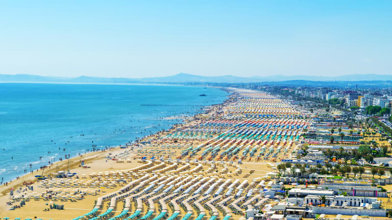 Luftaufnahme des Strandes Rimini in Italien