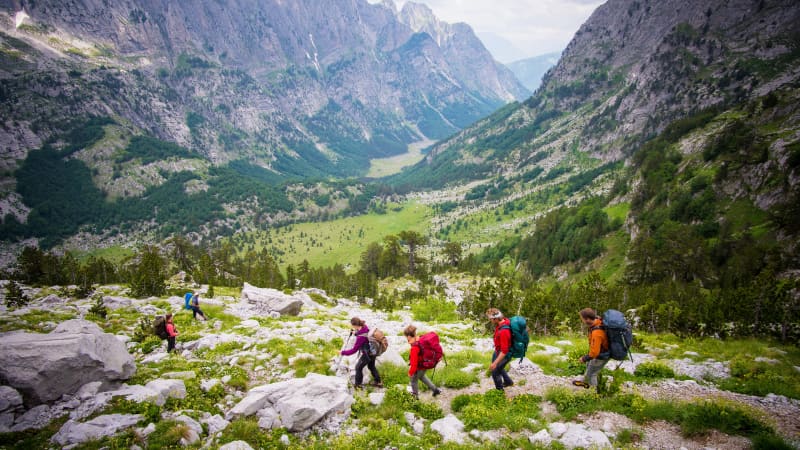 Wanderer im Prokletije Gebirge in Albanien