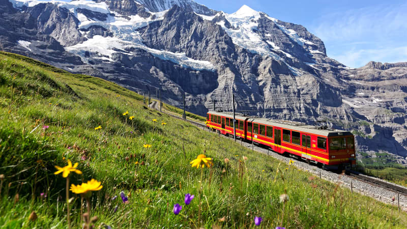 Jungfraujochbahn in Berglandschaft