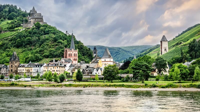 Blick auf die Burg Stahleck in Bacharach über den Rhein