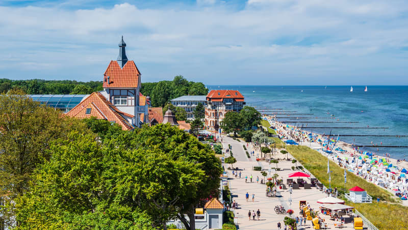 Blick auf den Strand und die Strandpromenade im sonnigen Kühlungsborn an der Ostsee