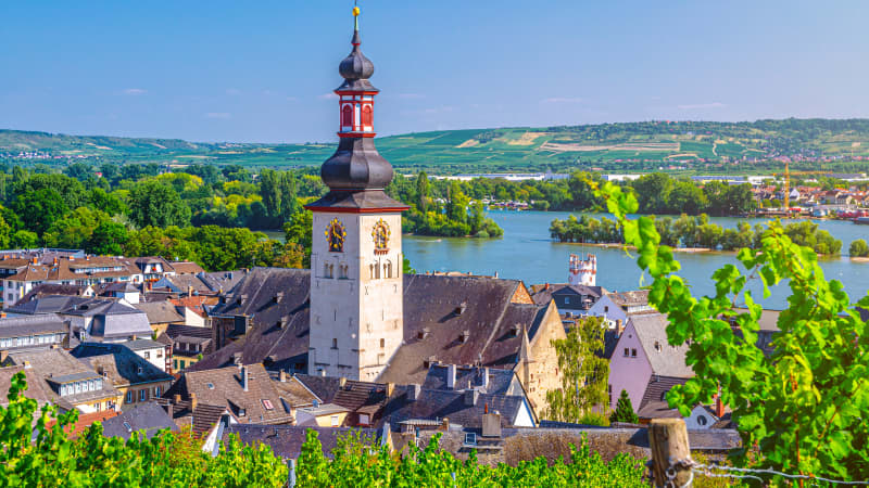 Luftbild des historischen Stadtzentrums von Rüdesheim am Rhein mit dem Turm der katholischen St. Jakobus-Kirch und des Rheins
