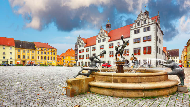 Blick auf den Rathausplatz mit Brunnen in Altstadt von Torgau