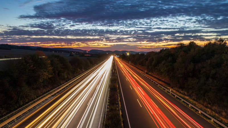 Nächtlicher Verkehr auf einer deutschen Autobahn