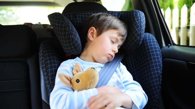 Kind schläft im Auto