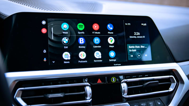 Display eines Autos mit vielen App Icons