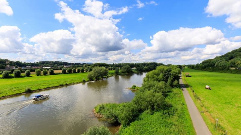 Blick über die Weser und die Auenlandschaft mit Radweg