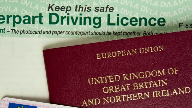 Britscher Führerschein und Reisepass im Anschnitt