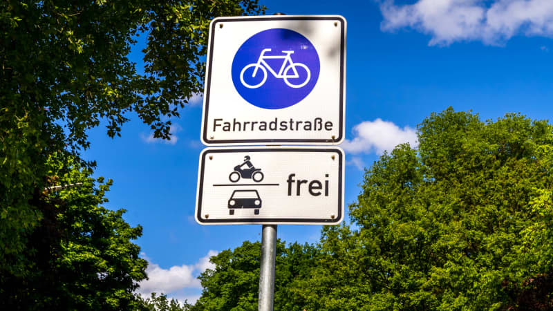 Schild der Fahrradstraße mit Zusatzzeichen