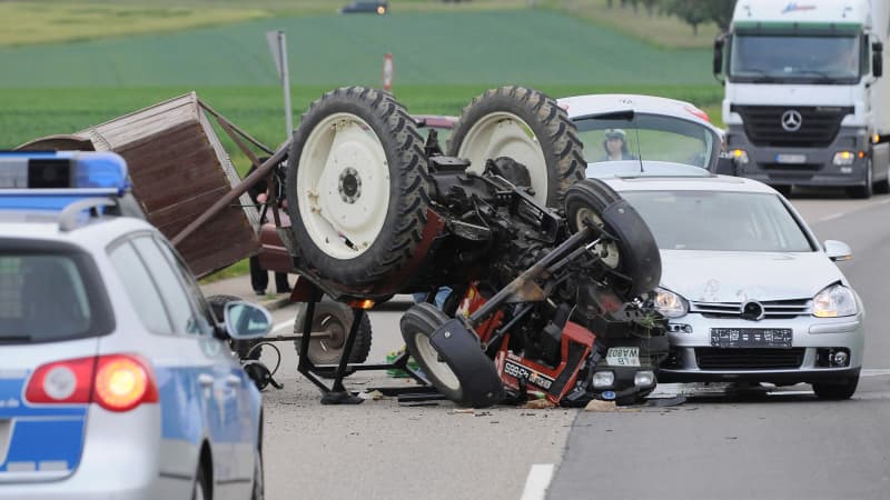 Schwerer Verkehrsunfall auf der L 1110 Möglingen-Stammheim, Auto schneidet beim Überholen Traktor, der sich überschlägt