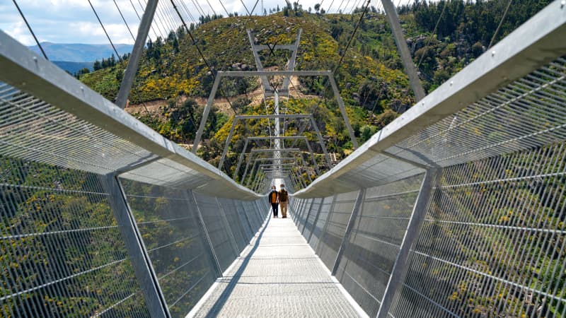 Zwei Menschen gehen über die 516 Arouca Hängebrücke im Norden Portugals