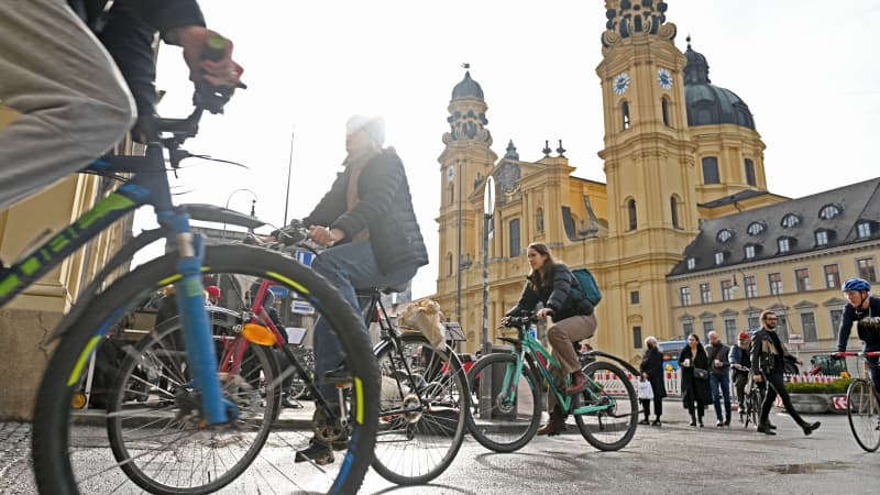 Radfahrer und Fußgaenger am Odeonsplatz in München