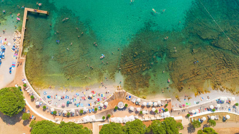 Luftaufnahme des Strands von Alba Chiara bei Medulin in Kroatien