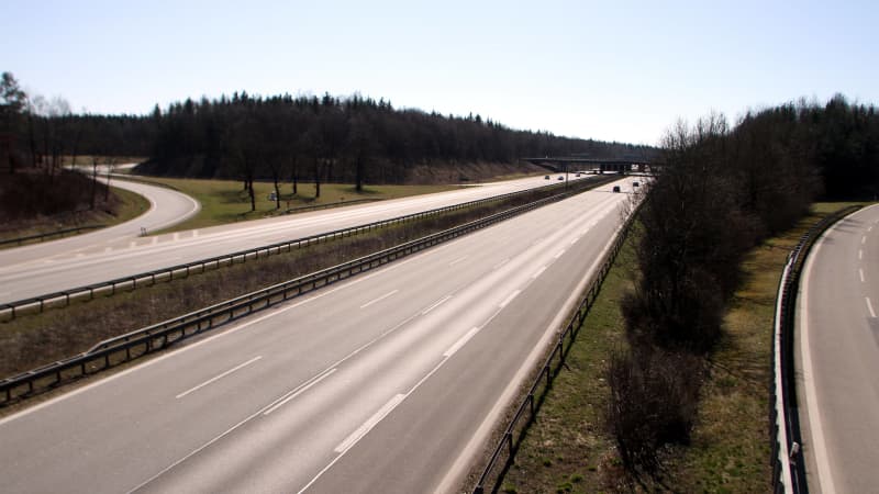 Die leere Autobahn A99 auf Höhe München-Haar.