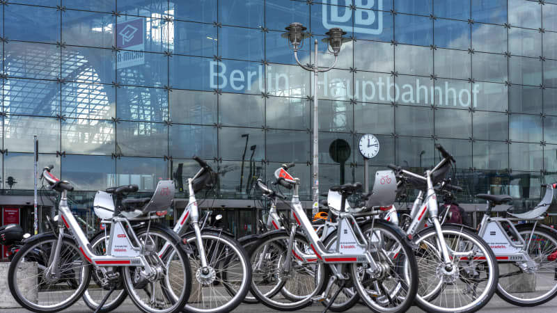 Mietfahrräder vor dem Hauptbahnhof in Berlin