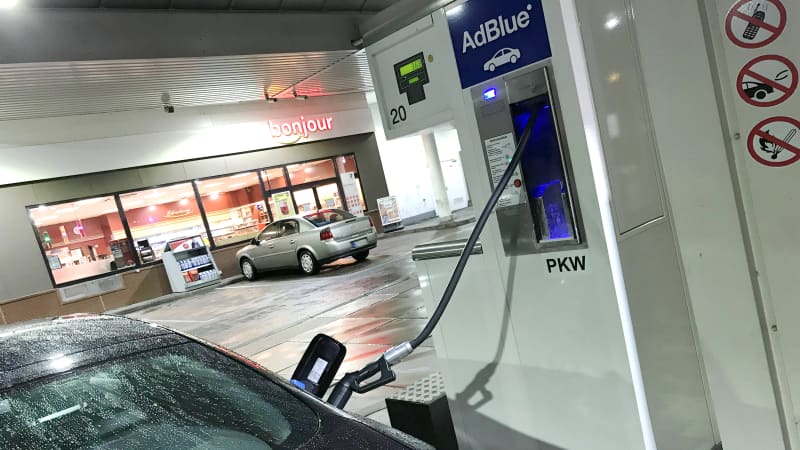 Ein Auto tankt an der Tankstelle AdBlue
