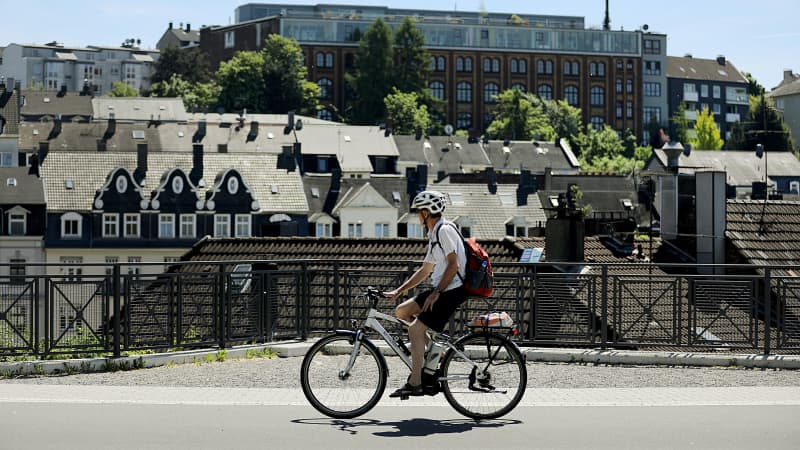 Fahrradfahrer aud der Nordbahntrasse Wuppertal, einem deutschen Schnellradweg