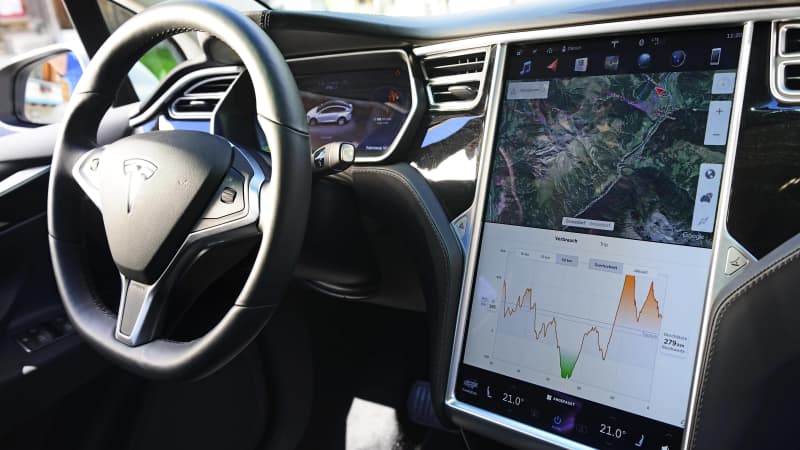 Touchscreen und Lenkrad des Elektroautos Tesla Model X