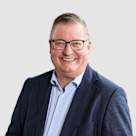 Portrait von ADAC Präsident Christian Reinicke auf grauem Hintergrund