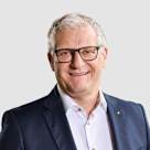Portrait von Karsten Schulze auf grauem Hintergrund