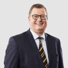 Portrait von ADAC Präsident Christian Reinicke auf grauem Hintergrund