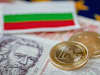 Euromünzen und Bulgarische Scheine liegen auf einer Europaflagge