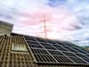 Solarpanelen auf dem Dach eines Einfamilienhauses