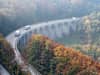 Luftaufnahme des Albauftiegs auf der A8 im Herbst