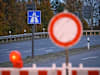 Schilder und Baken die auf eine Sperrung der A7 hinweisen