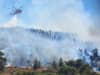 Ein Hubschrauber versucht, einen großen Waldbrand auf Kreta zu löschen