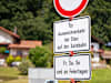 An einer Straße steht ein Schild mit der Aufschrift «für Ausweichverkehr bei Stau der Autobahn - Fr, Sa, So und an Feiertagen». Wer bei Stau auf der Autobahn auf Landstraßen ausweicht, muss im Landkreis Rosenheim künftig mit Bußgeld rechnen.