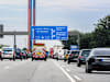 Autos fahren auf der Autobahn A1 bei Hamburg Moorfleet