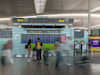 Passagiere warten am Flughafen von Barcelona