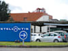 Ein Schild mit dem Stellantis Logo