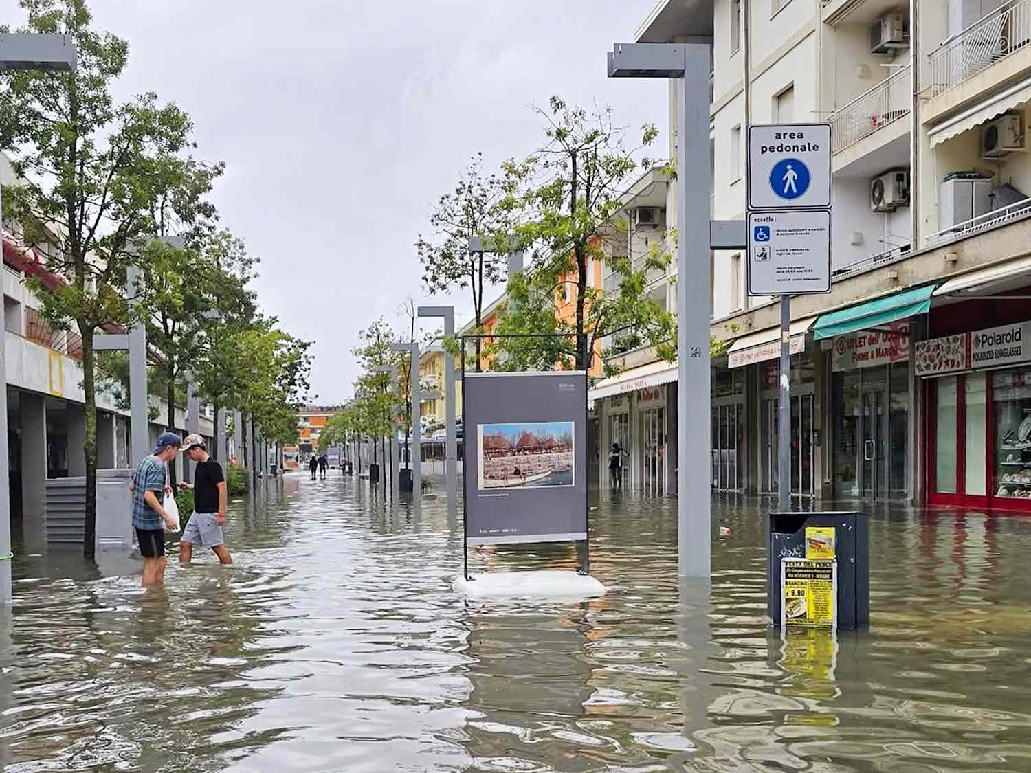 In Bibione, einer Küstenregion in Venetien (Italien), fielen innerhalb weniger Stunden beachtliche 245 Millimeter Regen, was zu massiven Überflutungen führte.