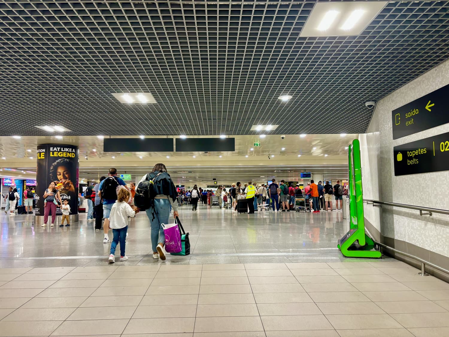 Menschen die im Flughafen von Lissabon laufen