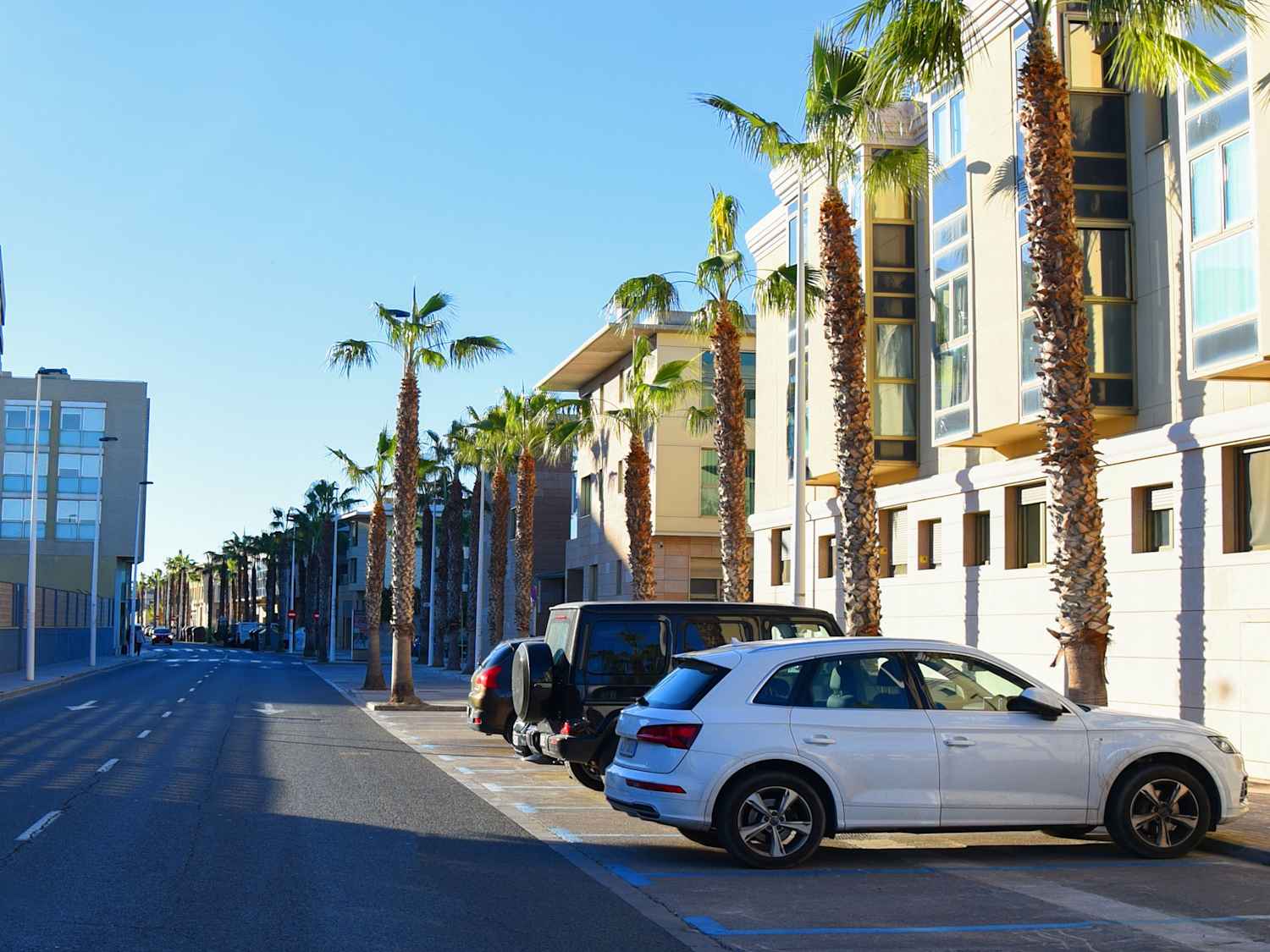 Eine Wohngegend in Spanien mit parkenden Autos vor den Häusern