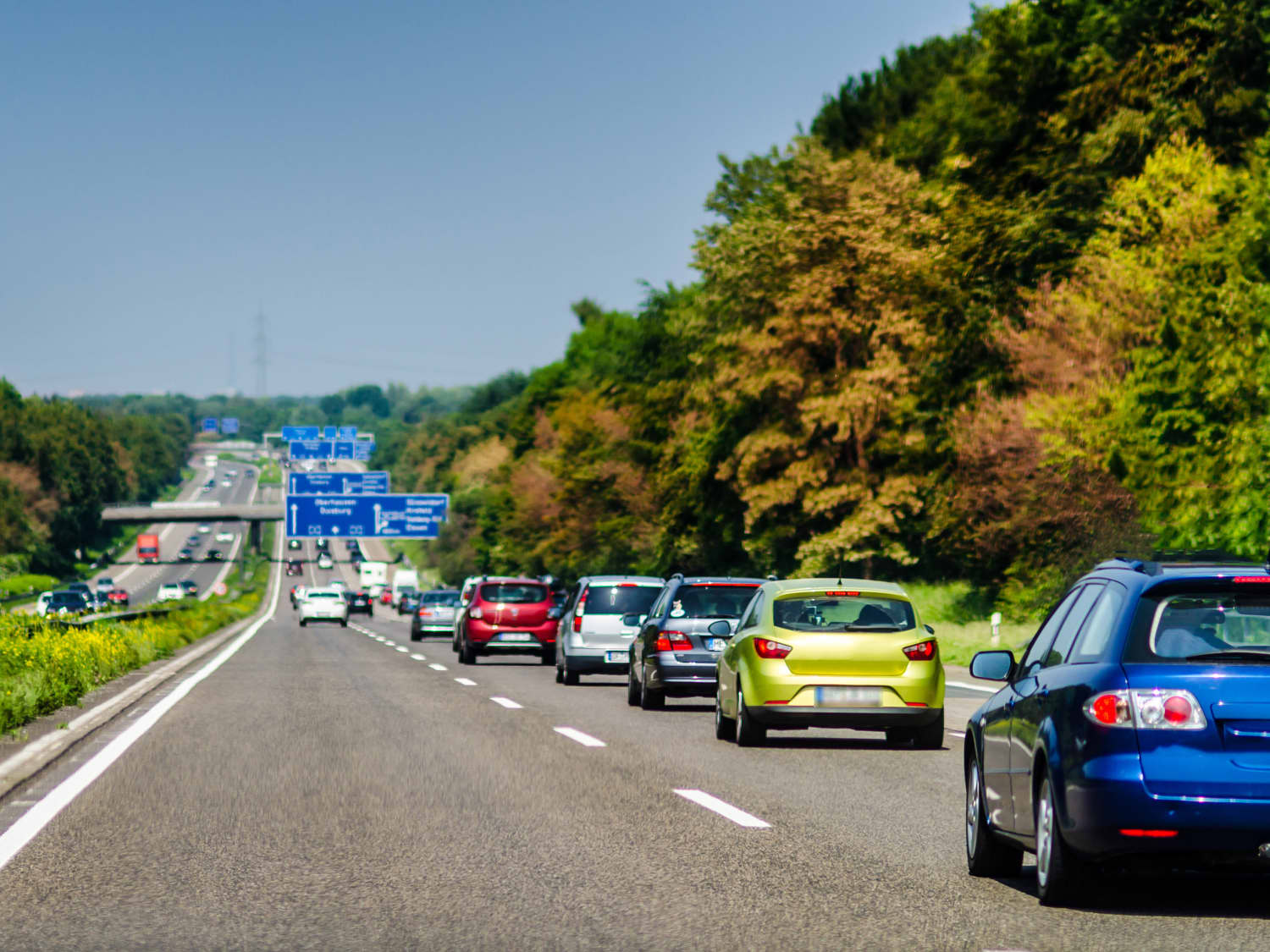 Autos stehen im Stau auf einer deutschen Autobahn