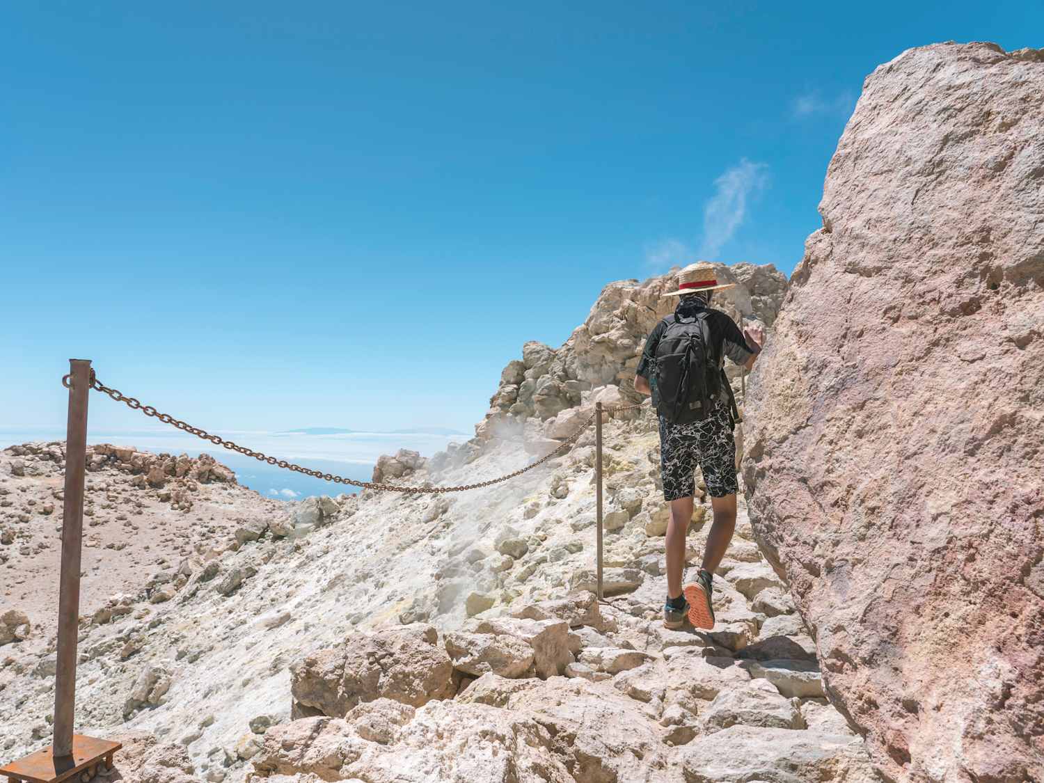 Ein Wanderer auf dem Weg auf die Spitze des Teide auf Teneriffa