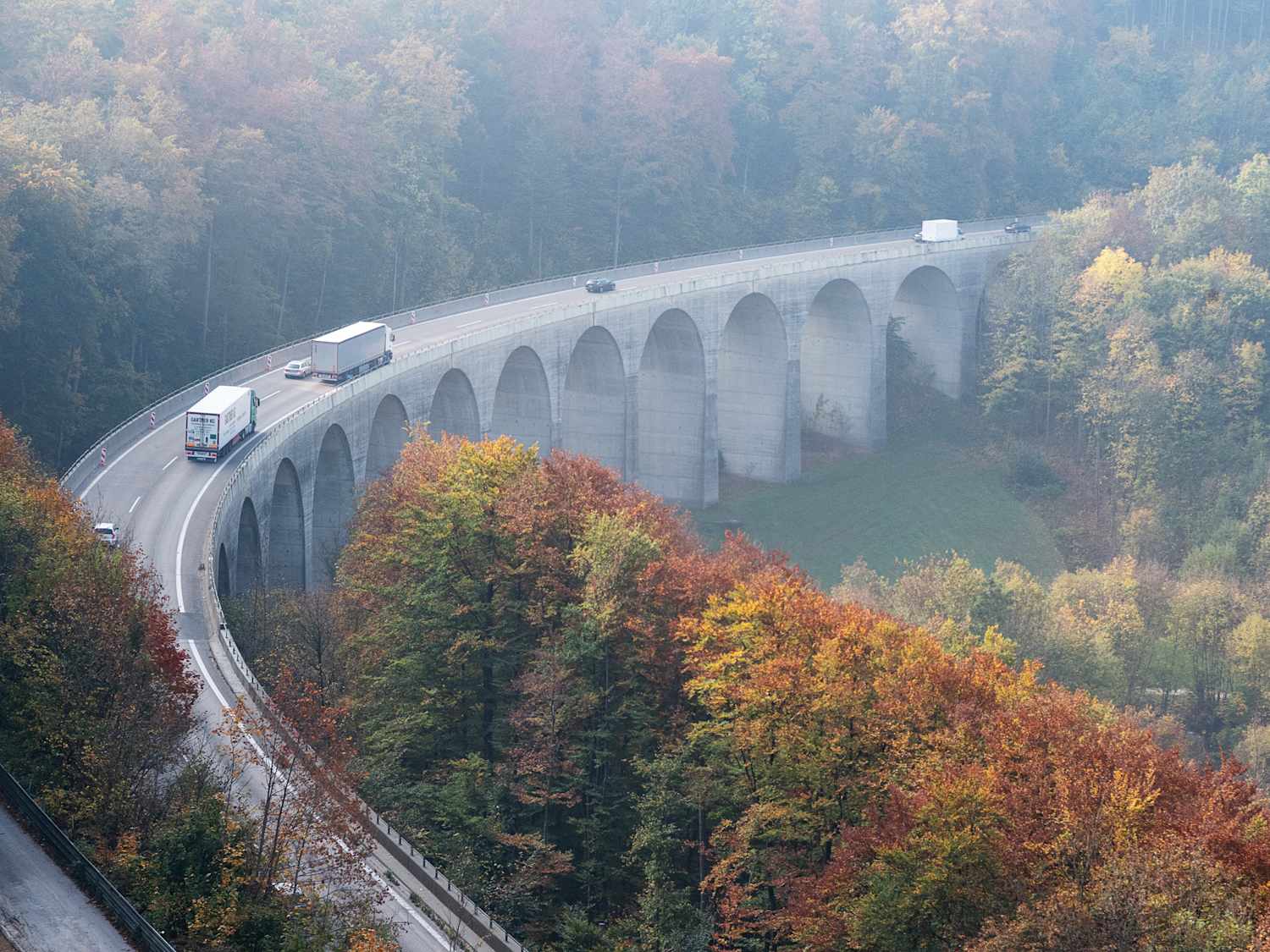 Luftaufnahme des Albauftiegs auf der A8 im Herbst