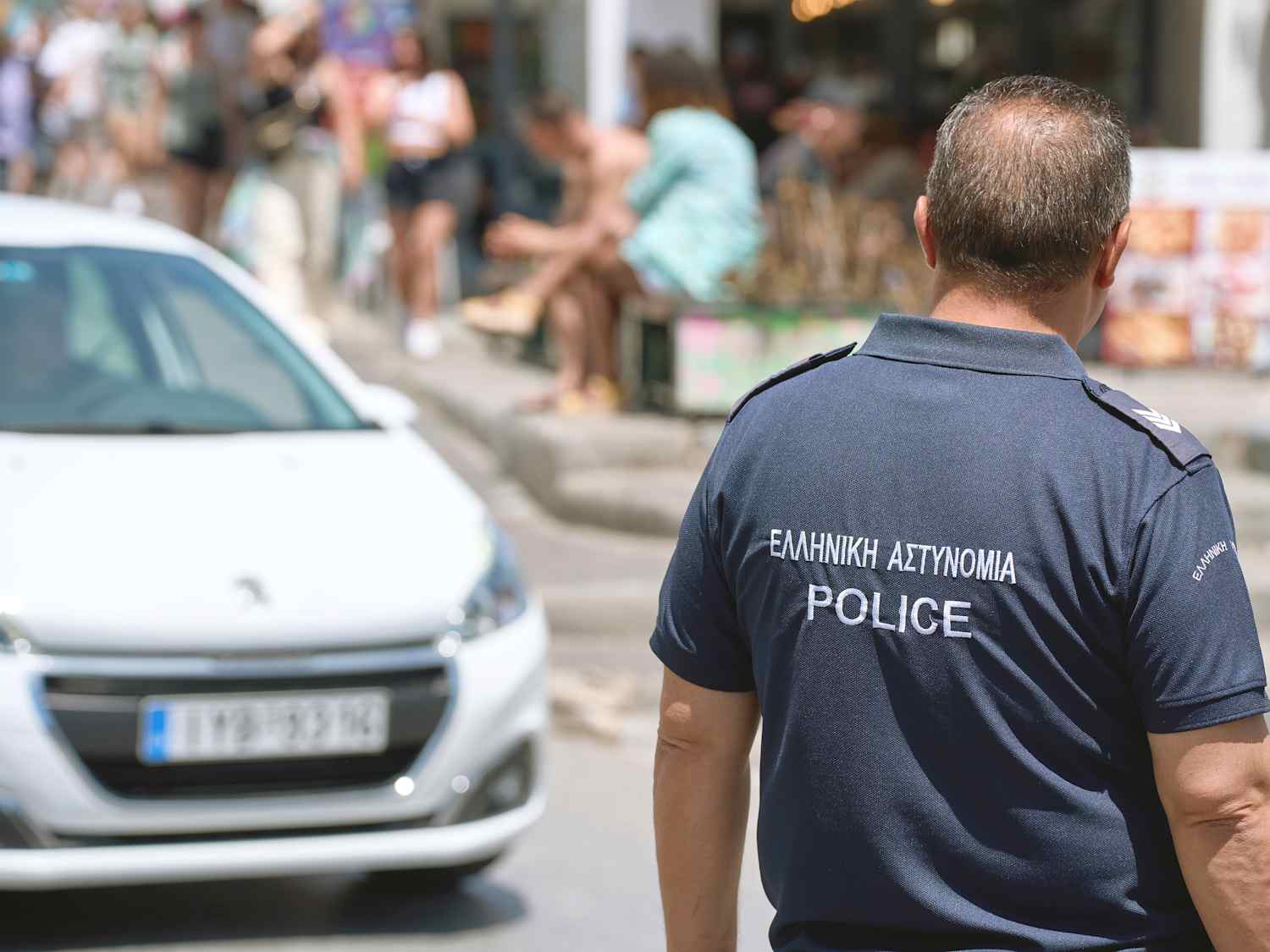 Ein Polizist von hinten bei einer Verkehrskontrolle in Griechenland