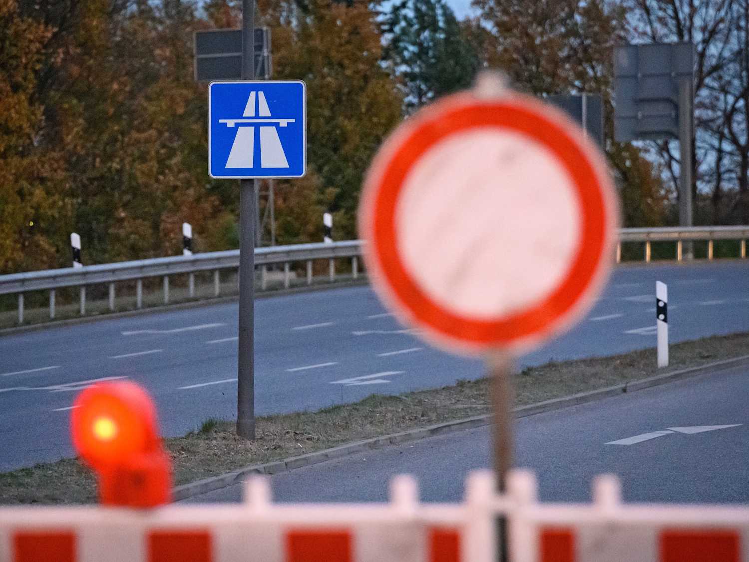 Schilder und Baken die auf eine Sperrung der A7 hinweisen