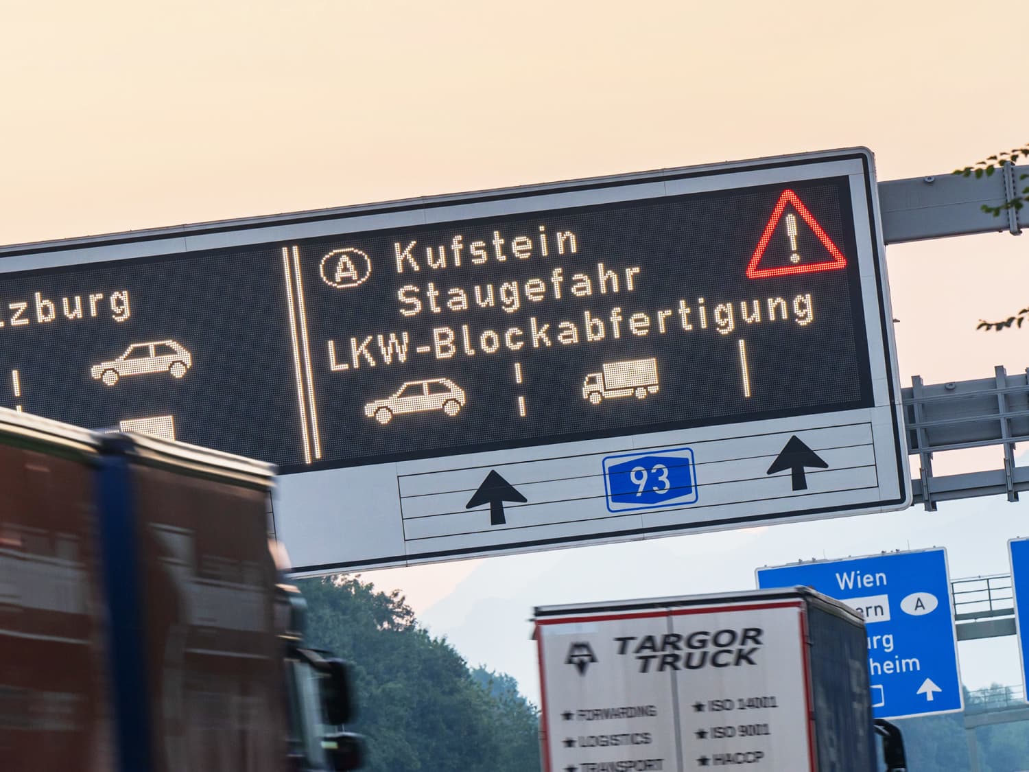Ein Verkehrsschild mit der Aufschrift «Kufstein Staugefahr LKW-Blockabfertigung» steht in den frühen Morgenstunden auf der Autobahn A8 kurz vor dem Inntaldreieck Richtung Kufstein. Ab dem 25.07.2022 tritt das Fahrverbot für den Lkw-Transitverkehr im Inntal in Kraft.