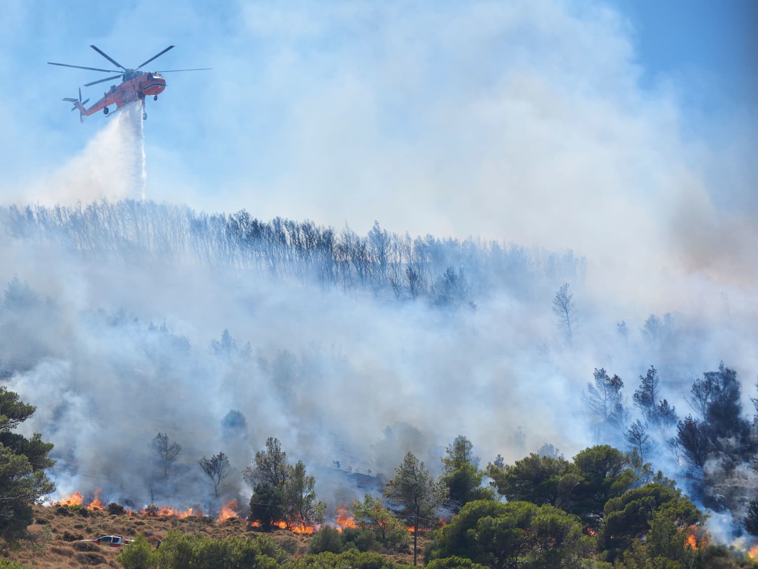 Ein Hubschrauber versucht, einen großen Waldbrand auf Kreta zu löschen